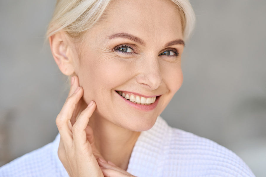 Rutina de cuidado facial para mujeres 50+: secretos antiedad