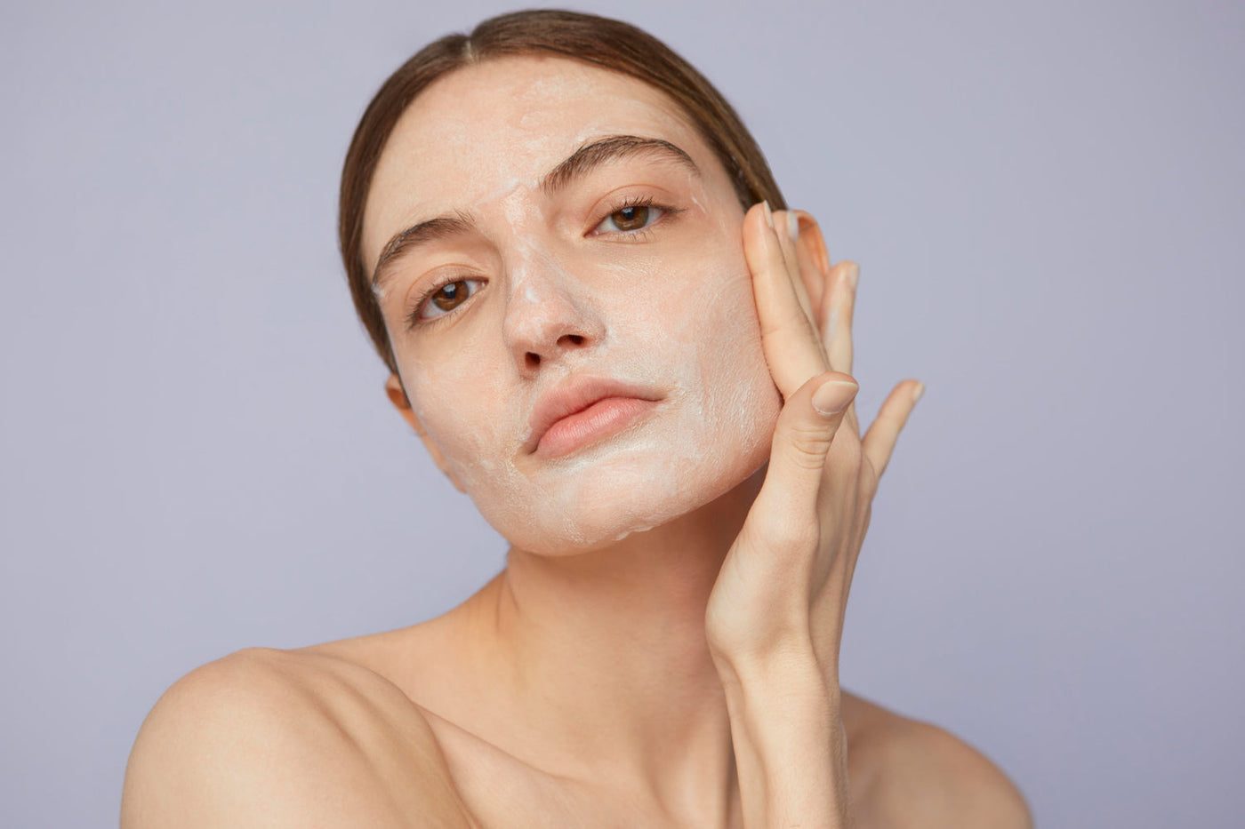 Rostro cubierto con un producto como parte de una rutina de exfoliación facial.