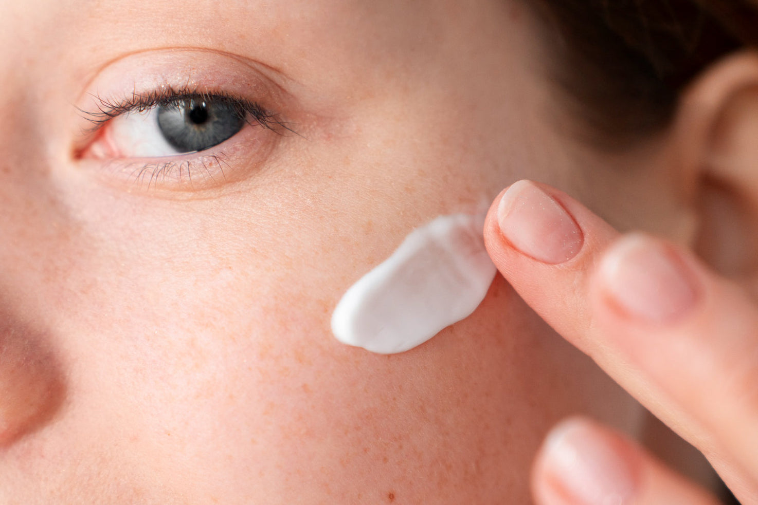 Aplicación de crema ligera en el rostro como parte de una guía de hidratación y humectación facial.