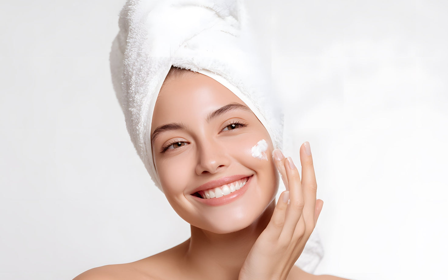 Mujer aplicando crema facial para humectar la piel, mantener su equilibrio cutáneo y reforzar la protección natural del rostro