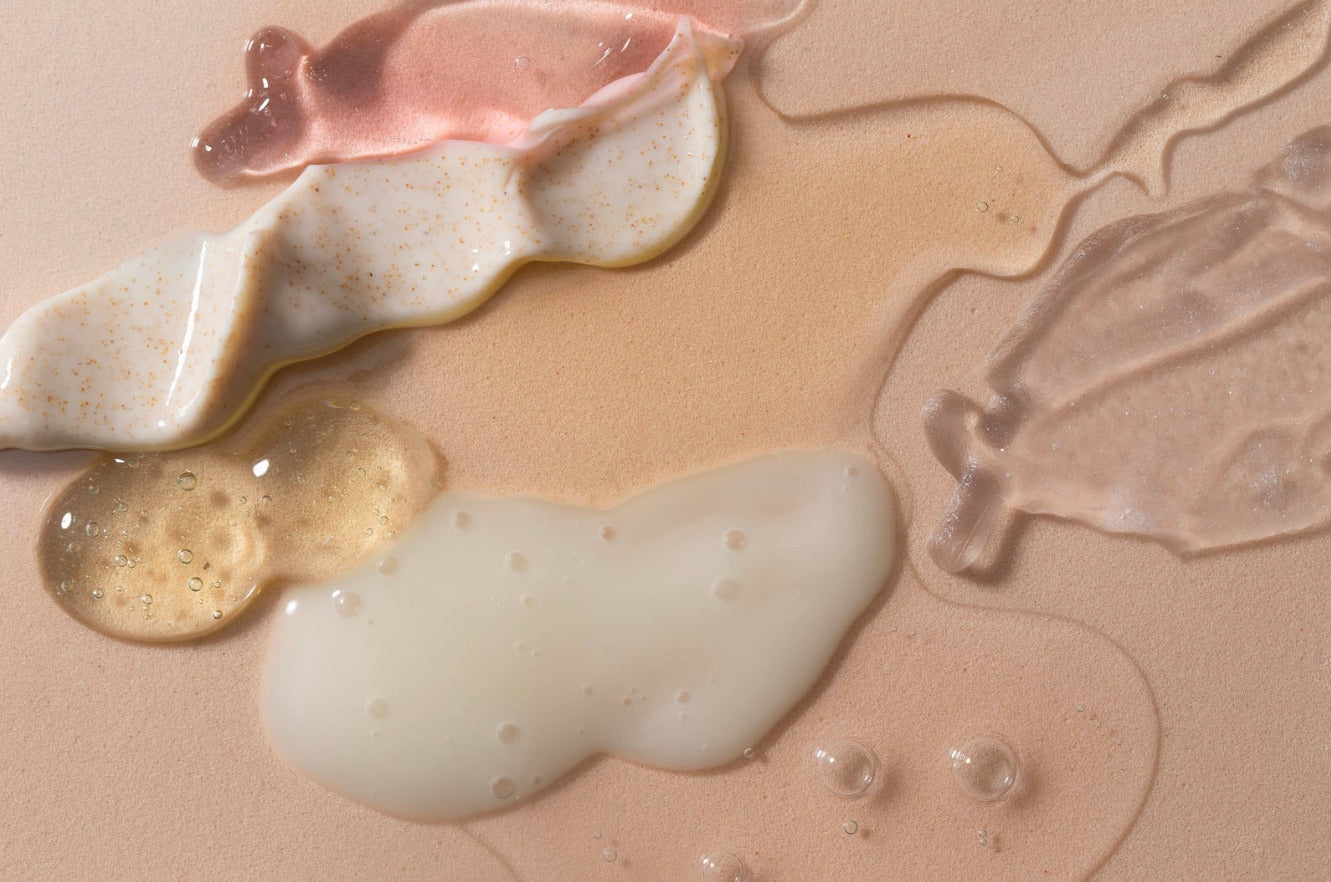 Ingredientes activos para la piel: texturas de productos de skincare con principios activos